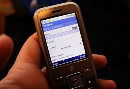 مراحل تطوّر تطبيق "فايسبوك" مع الهواتف المحمولة